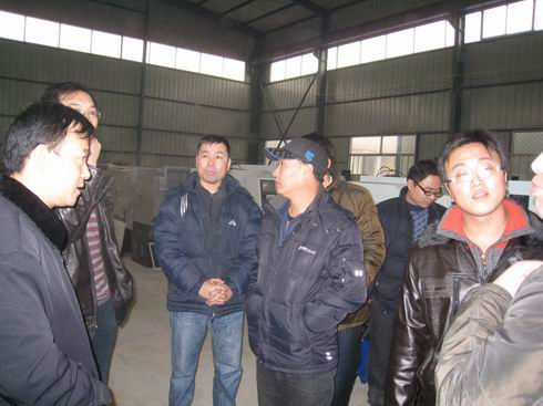蒙古國客戶(hù)來(lái)公司訂購數控車(chē)床順利成交［組圖］